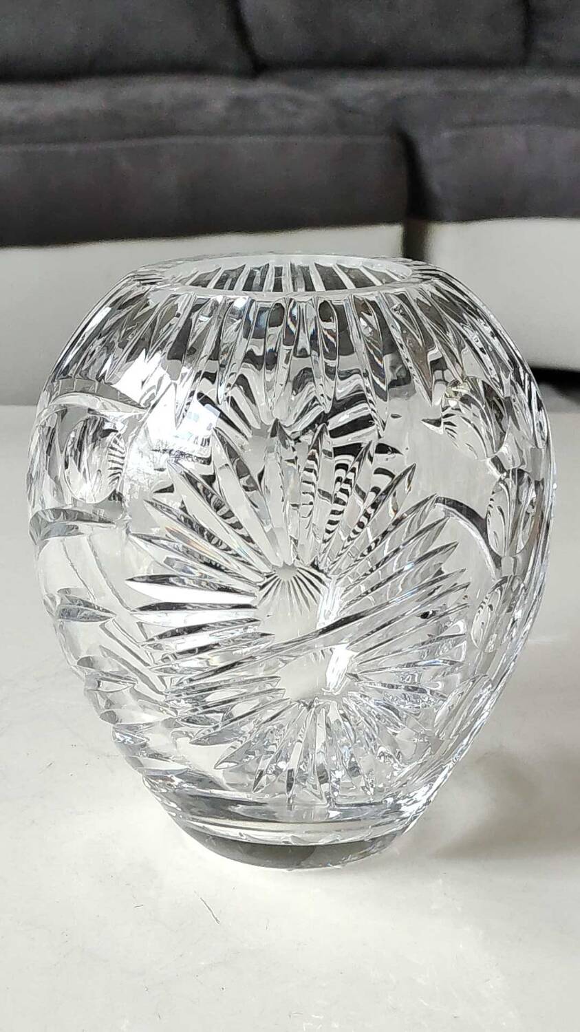 Vintage ball-shaped vase, in Bohemian/Boho chic crystal. 15 x 13 cm