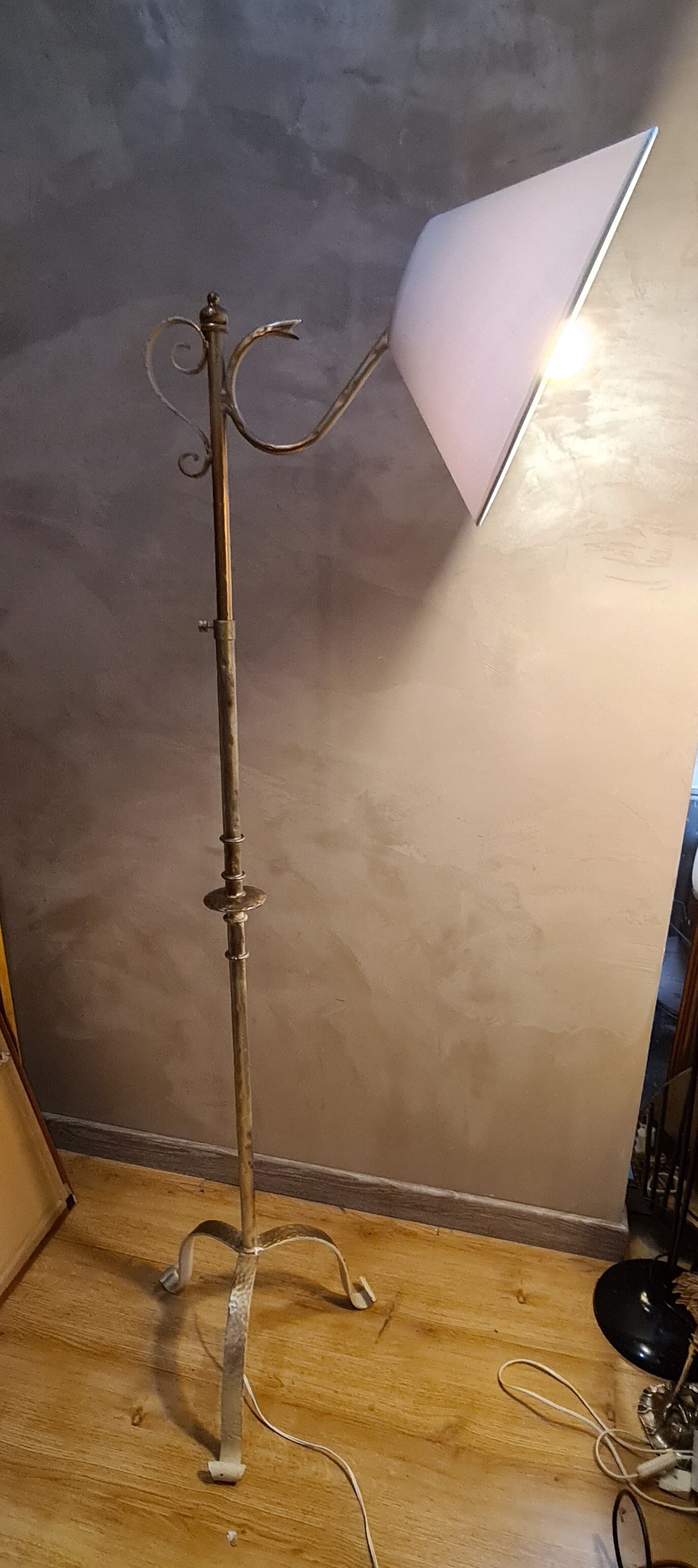 Floor lamp hammered iron 1960 painted patinated gold, adjustable 180cm to 150cm