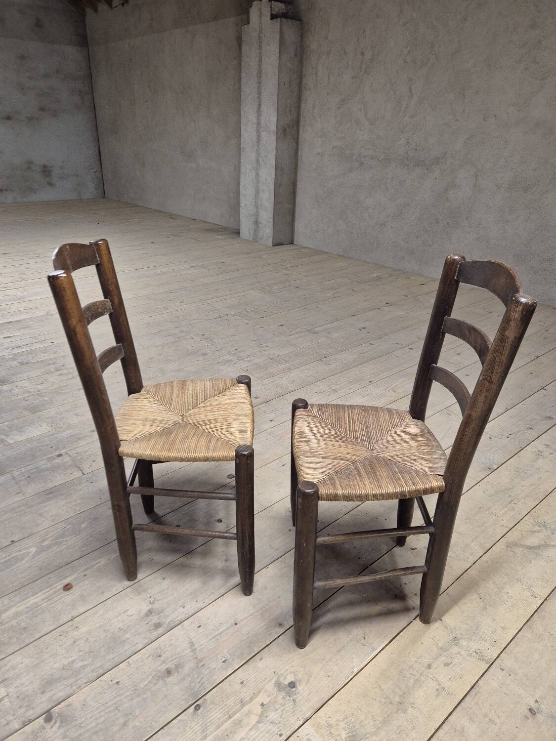 Pair of rustic country mountain straw chairs, old 1950s