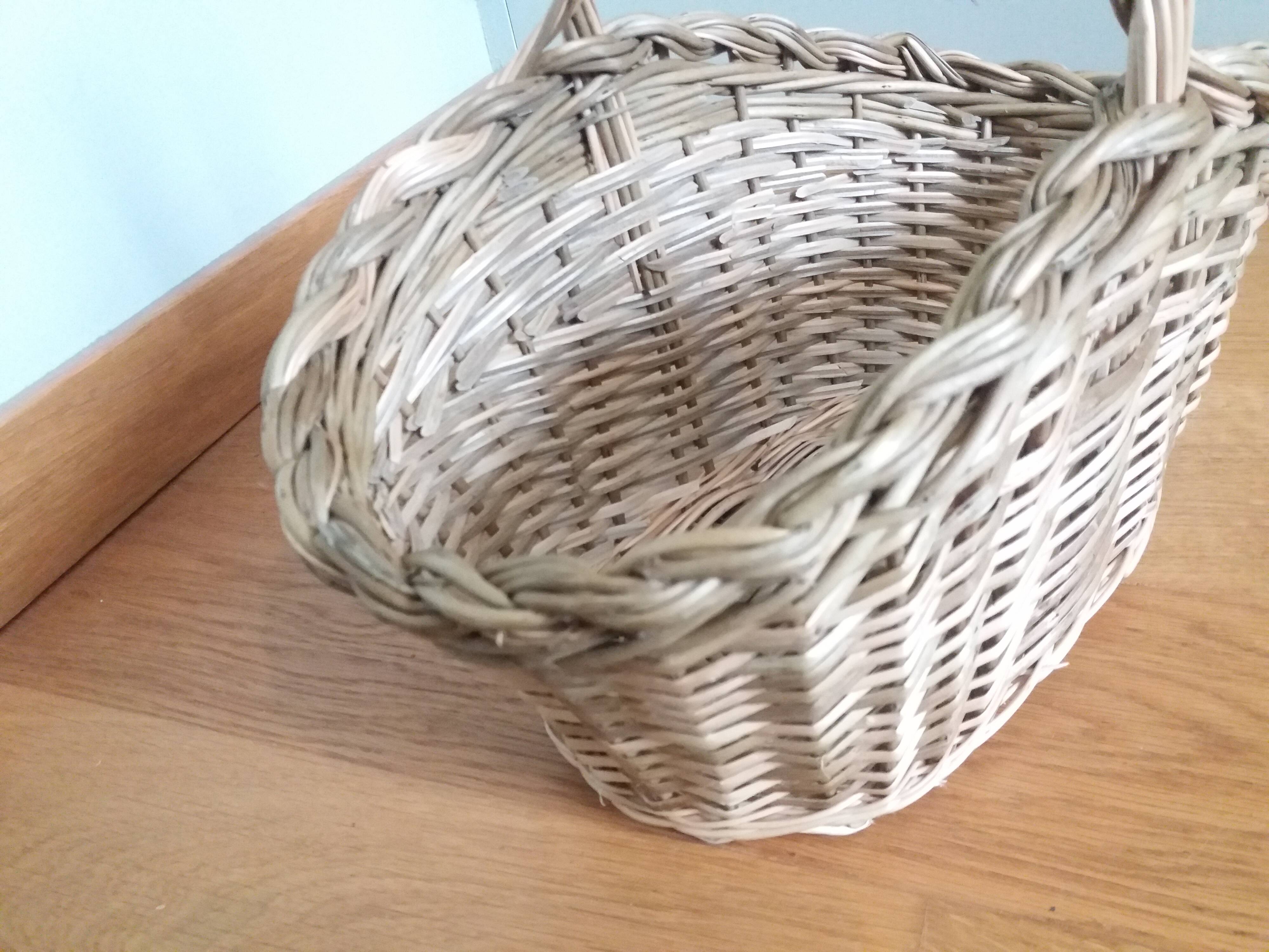 Basket with wicker basket handle