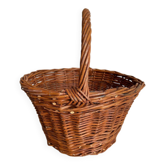 Round wooden basket