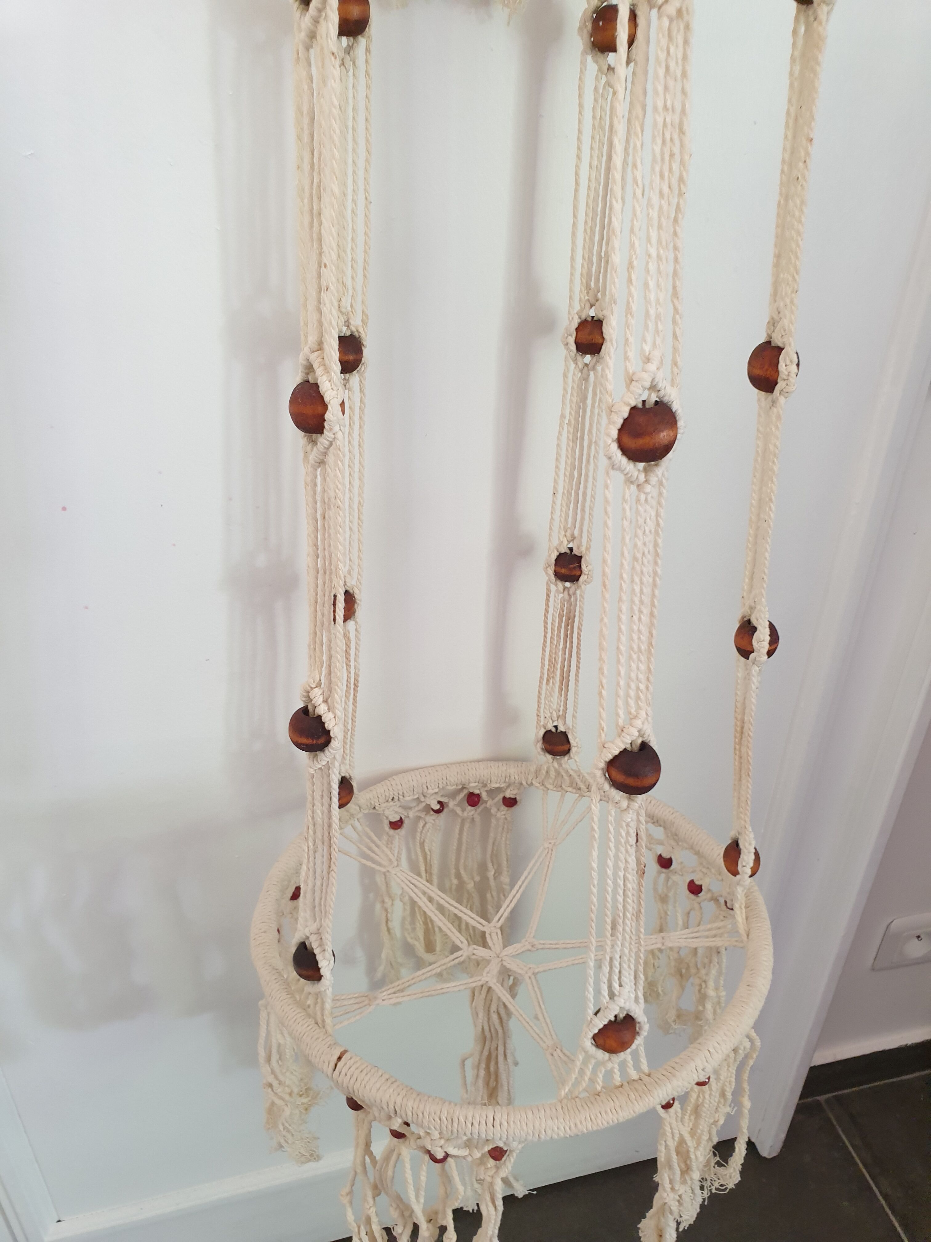 Hanging plant holder in macramé 80s
