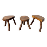 Suite de trois tabourets tripodes rustiques en bois massif brut