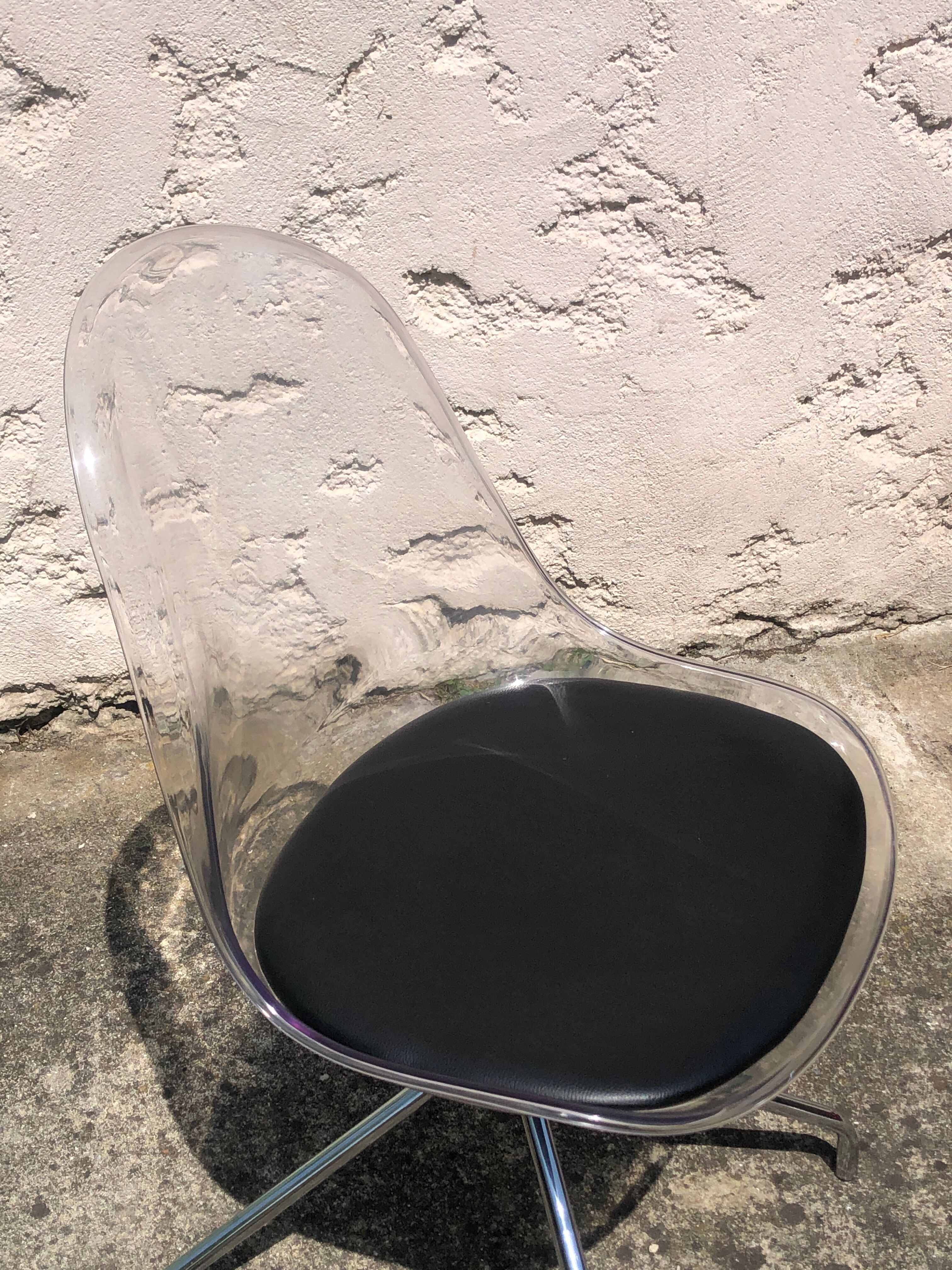 Pair of plexiglass chairs and 4 chrome legs