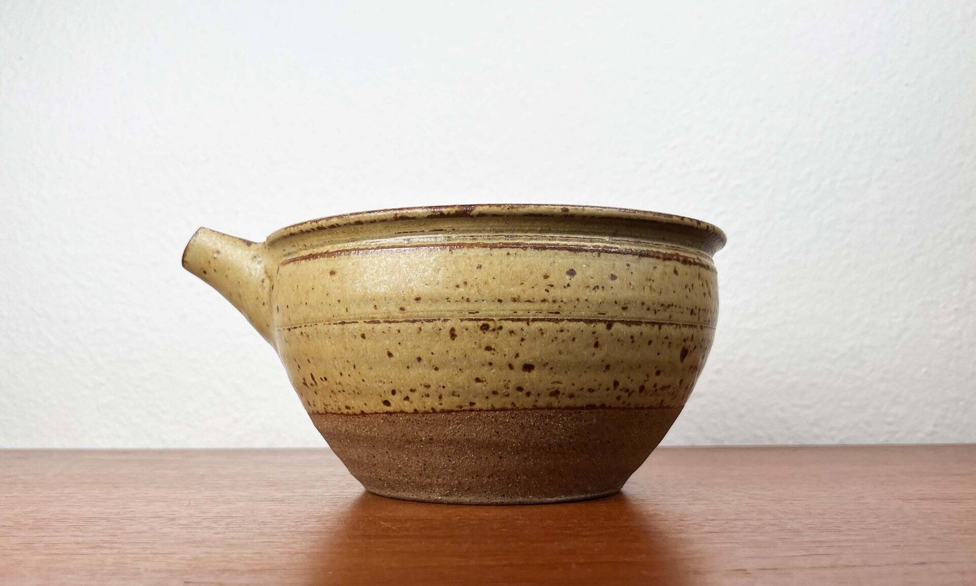 Mid-century modern British studio pottery bowl by Richard Batterham, 1960s.