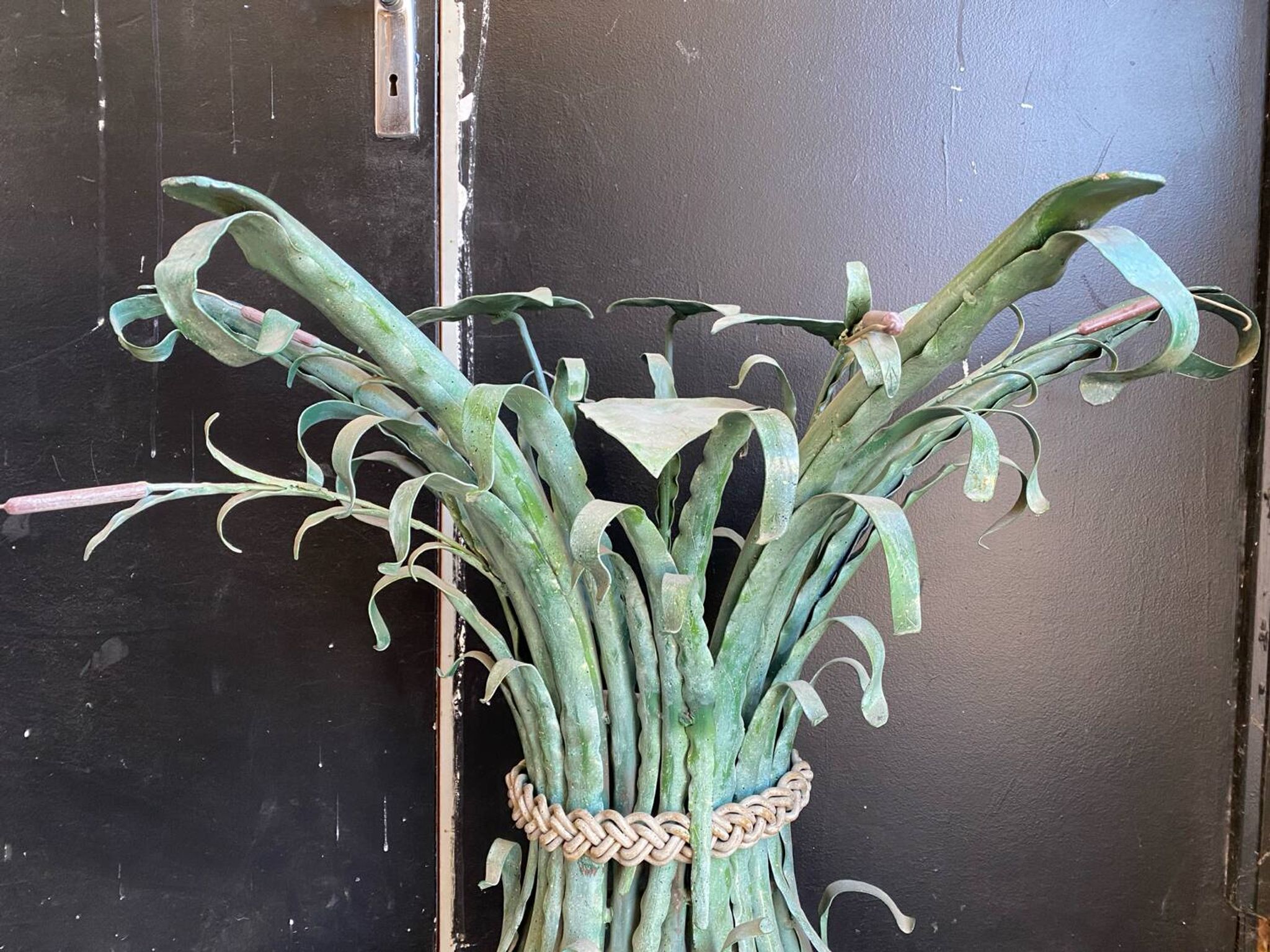 Vintage console in patinated metal with reed leaves.