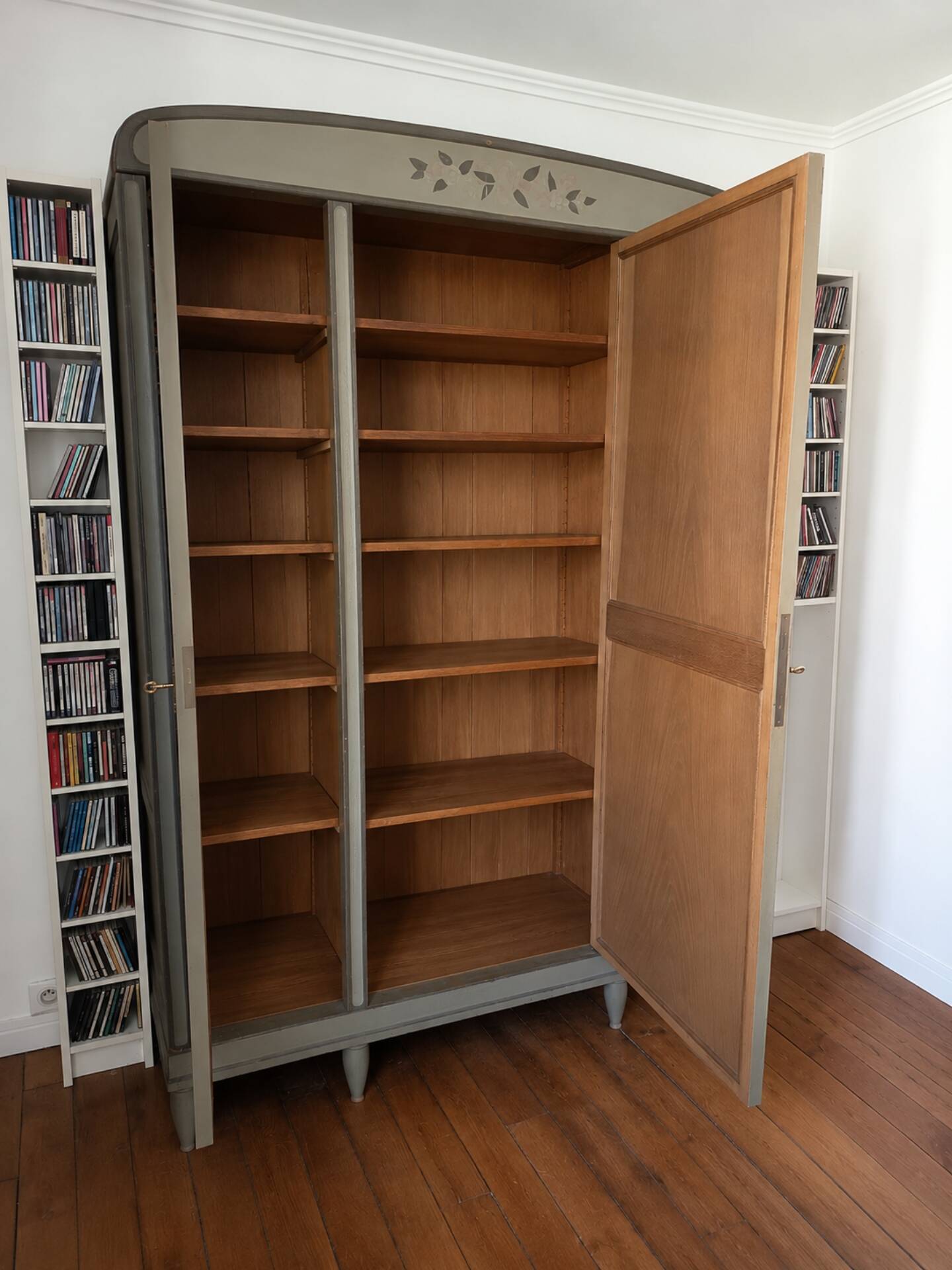 Armoire art deco