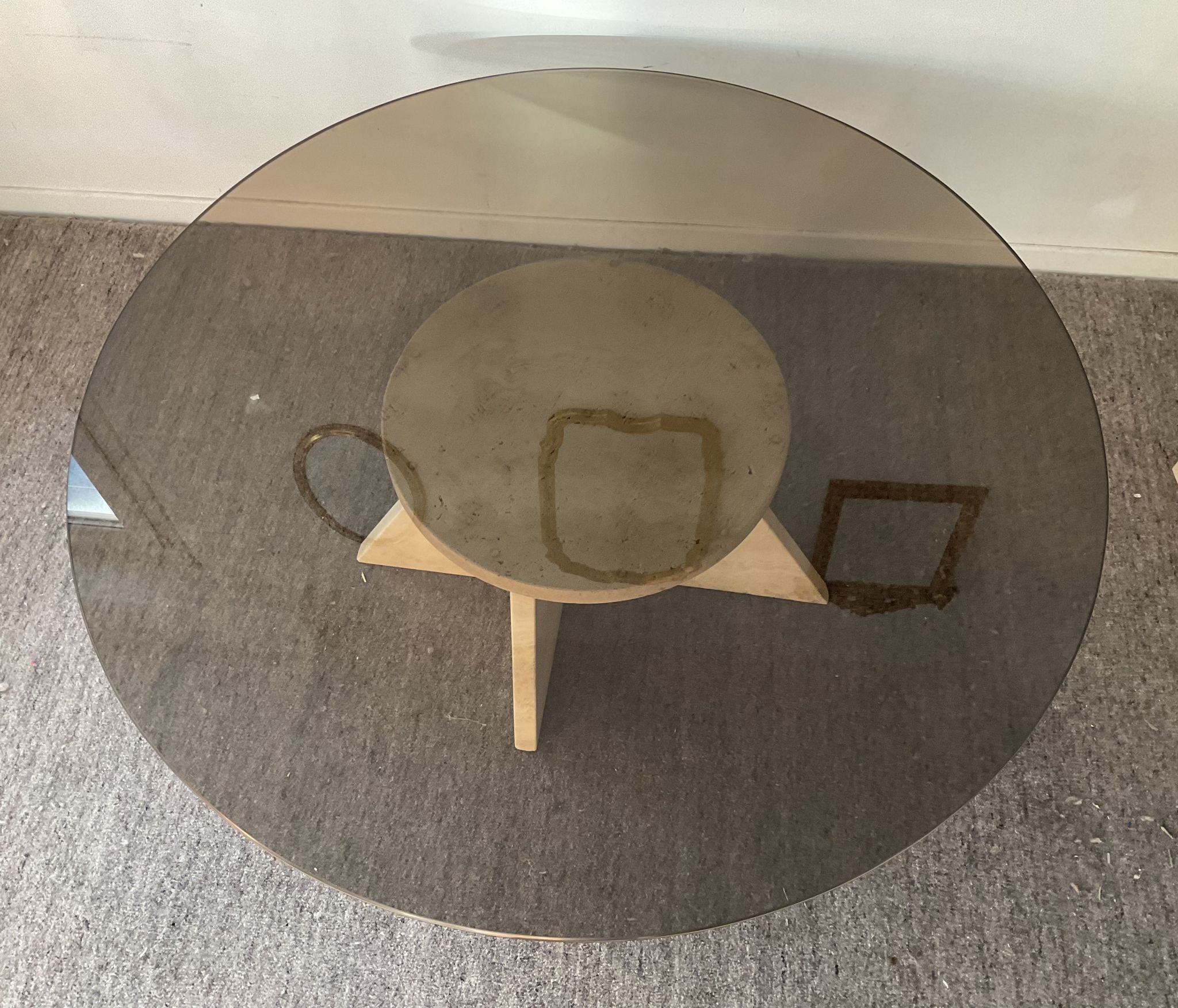 Table basse vintage en travertin et verre fumé années 70