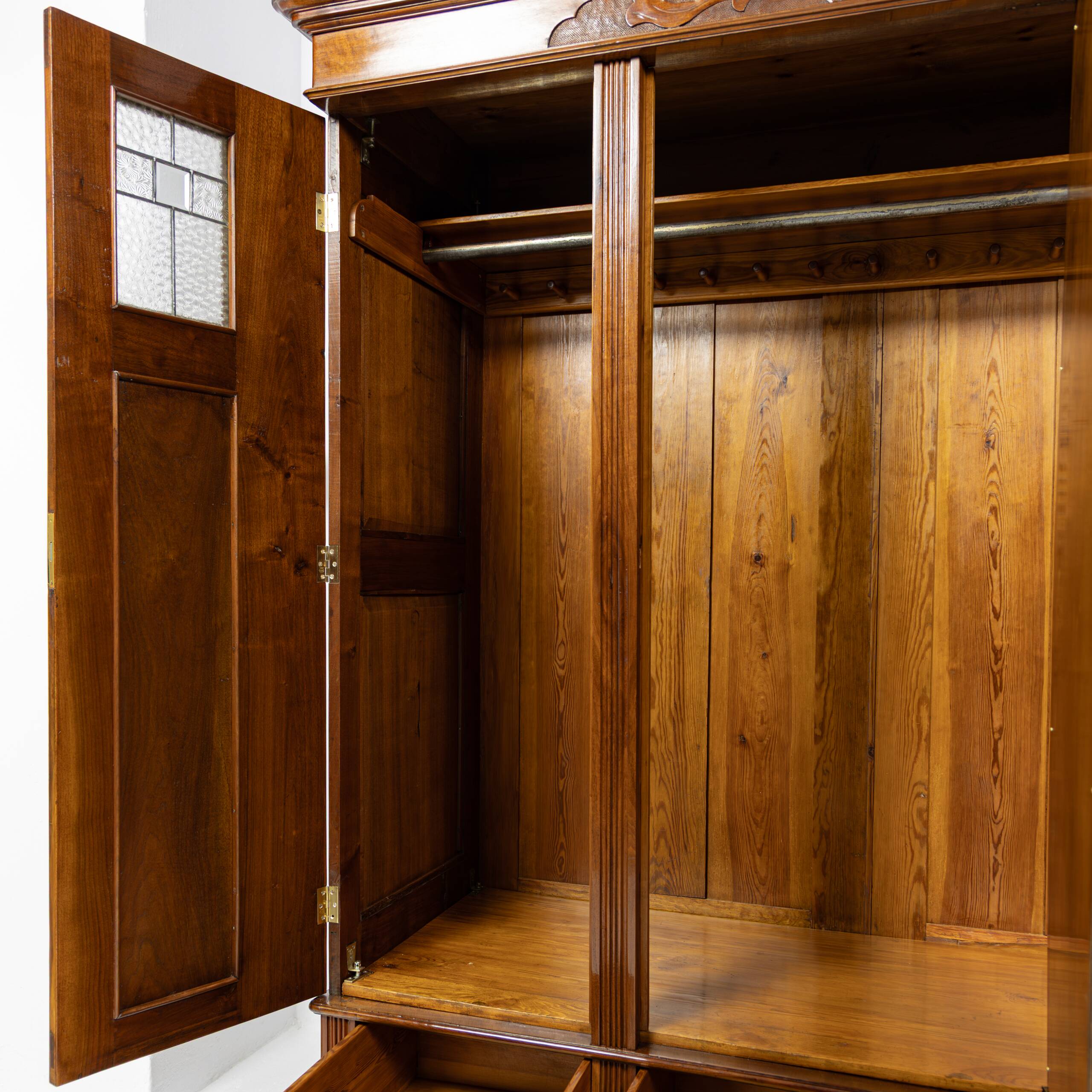 Art Nouveau wardrobe in walnut and pine - 1900-1915