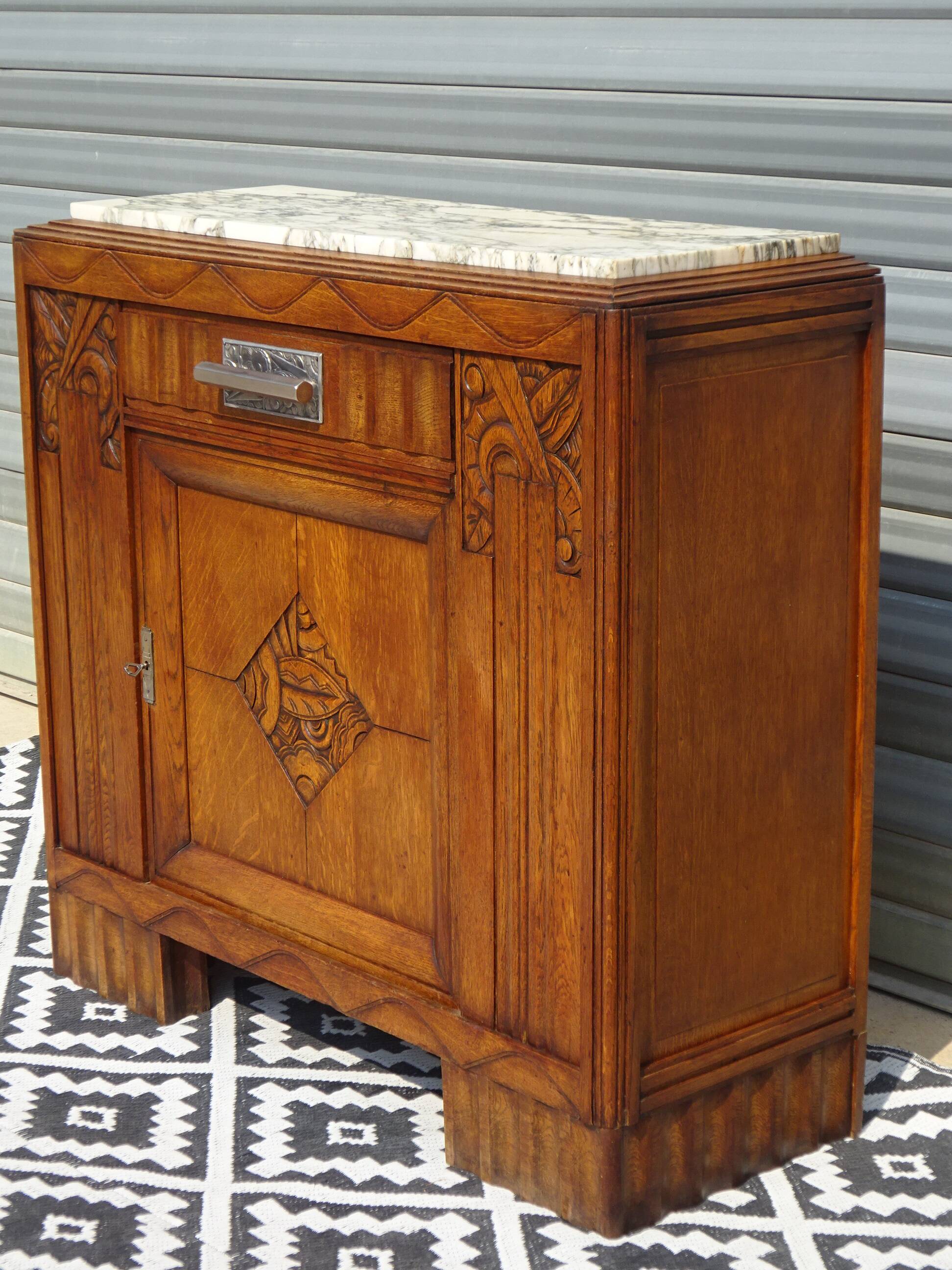 Ancien buffet en chêne et marbre, époque et style Art Déco