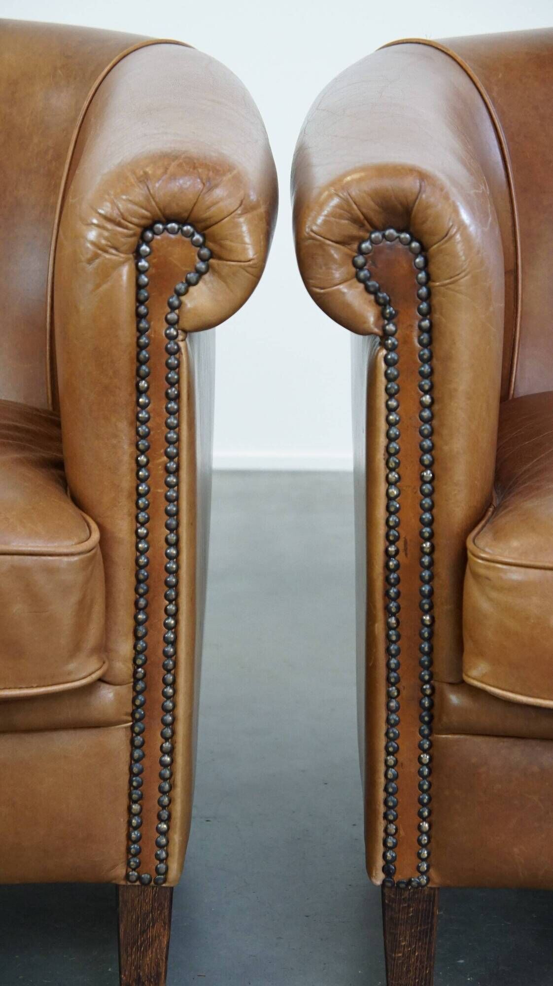 Set of 2 very comfortable light cognac-colored leather club armchairs in English style