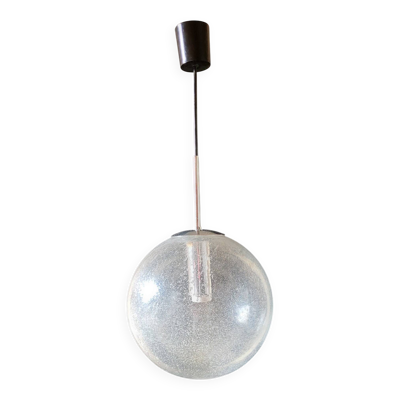 Suspension globe en verre soufflé bullé, monture chromée