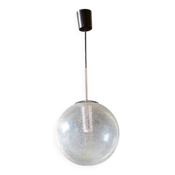 Suspension globe en verre soufflé bullé, monture chromée