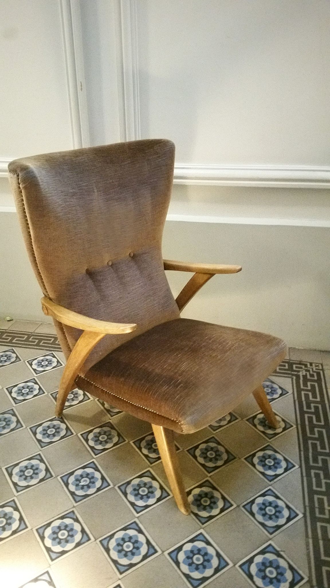 Fauteuil haut scandinave wing chair velour marron