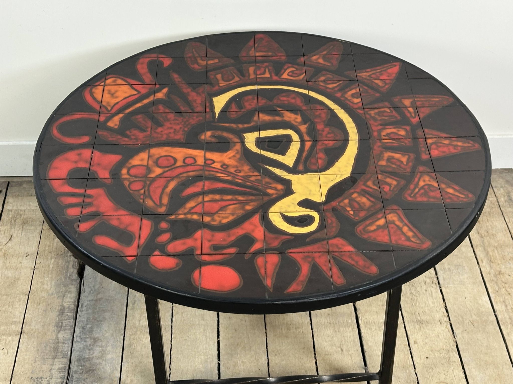 Table basse ronde vintage en céramique graphique rouge et jaune 1960