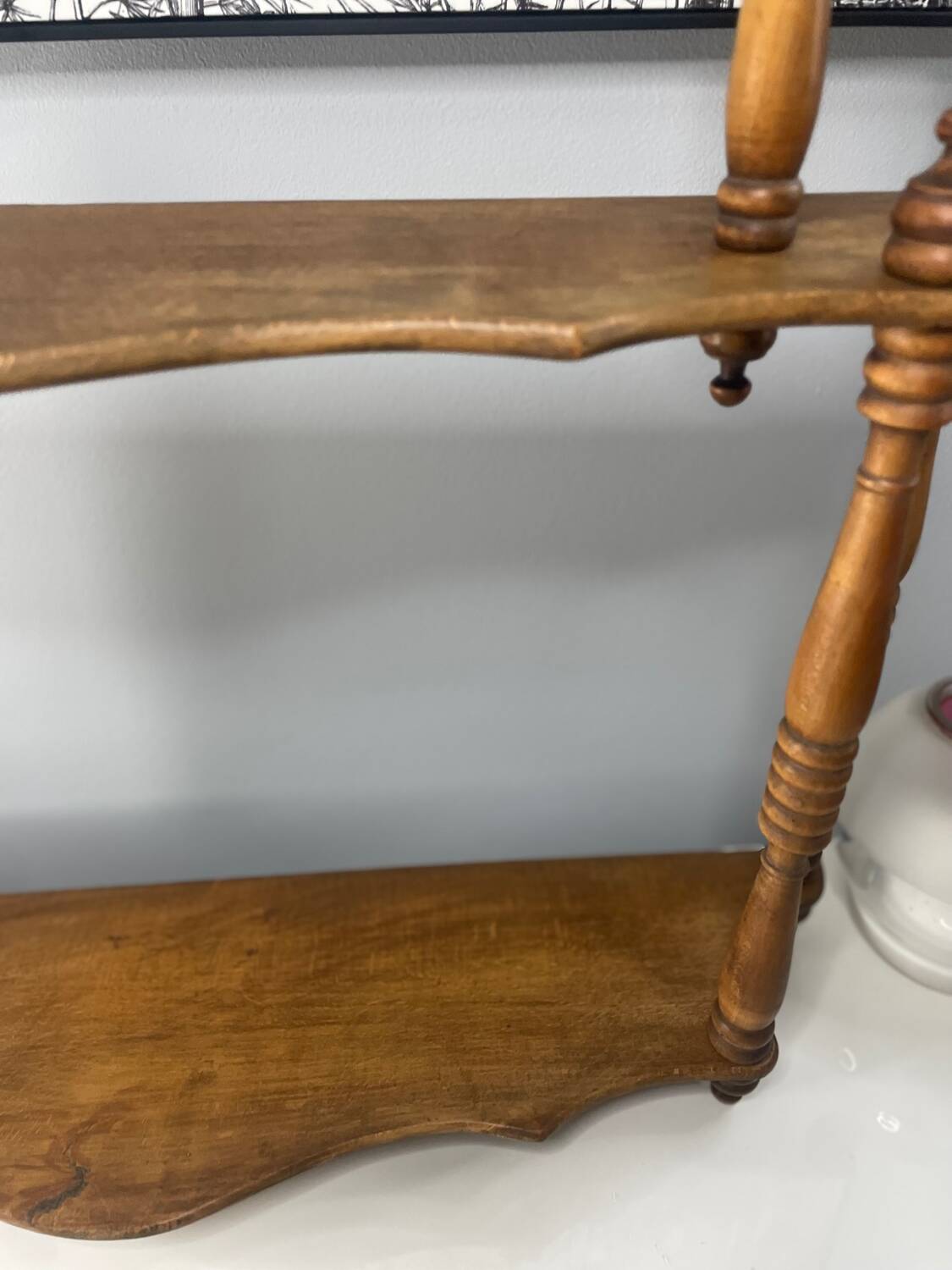 Étagère en bois tourné