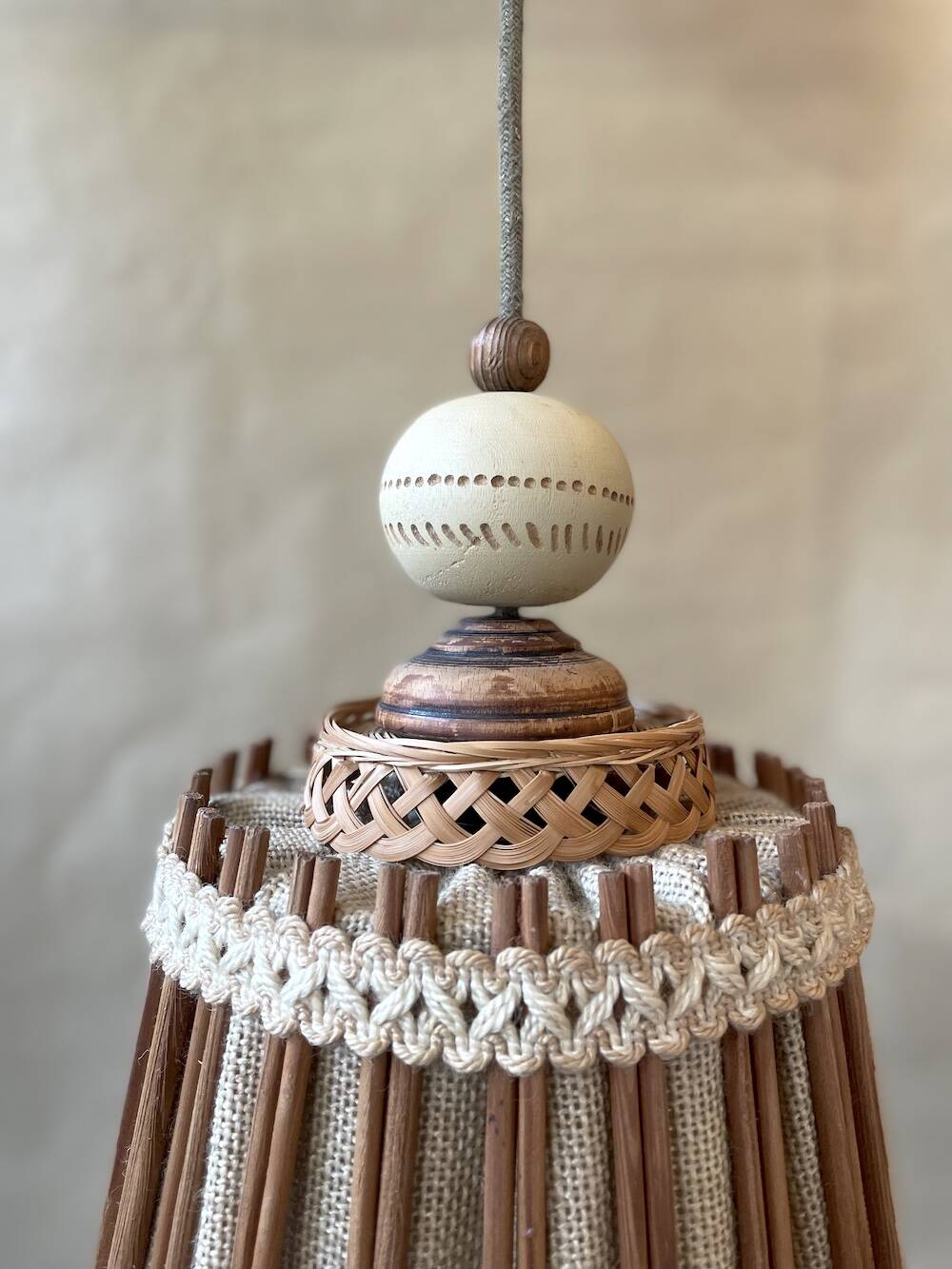 Suspension naturelle en bois et jute