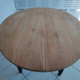 Oval table in solid oak