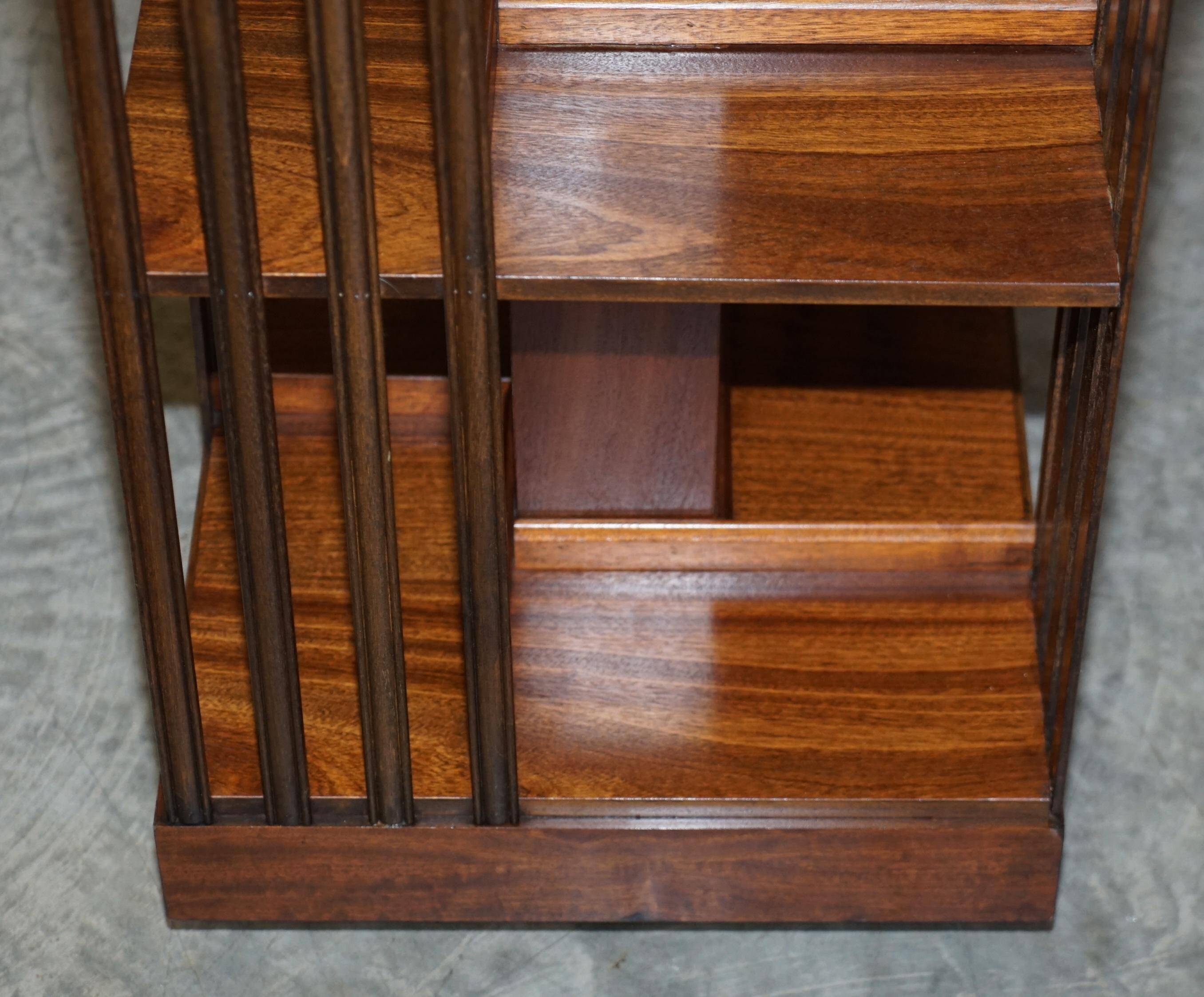 Table bibliothèque tournante en acajou et bois de satin style Sheraton Revival