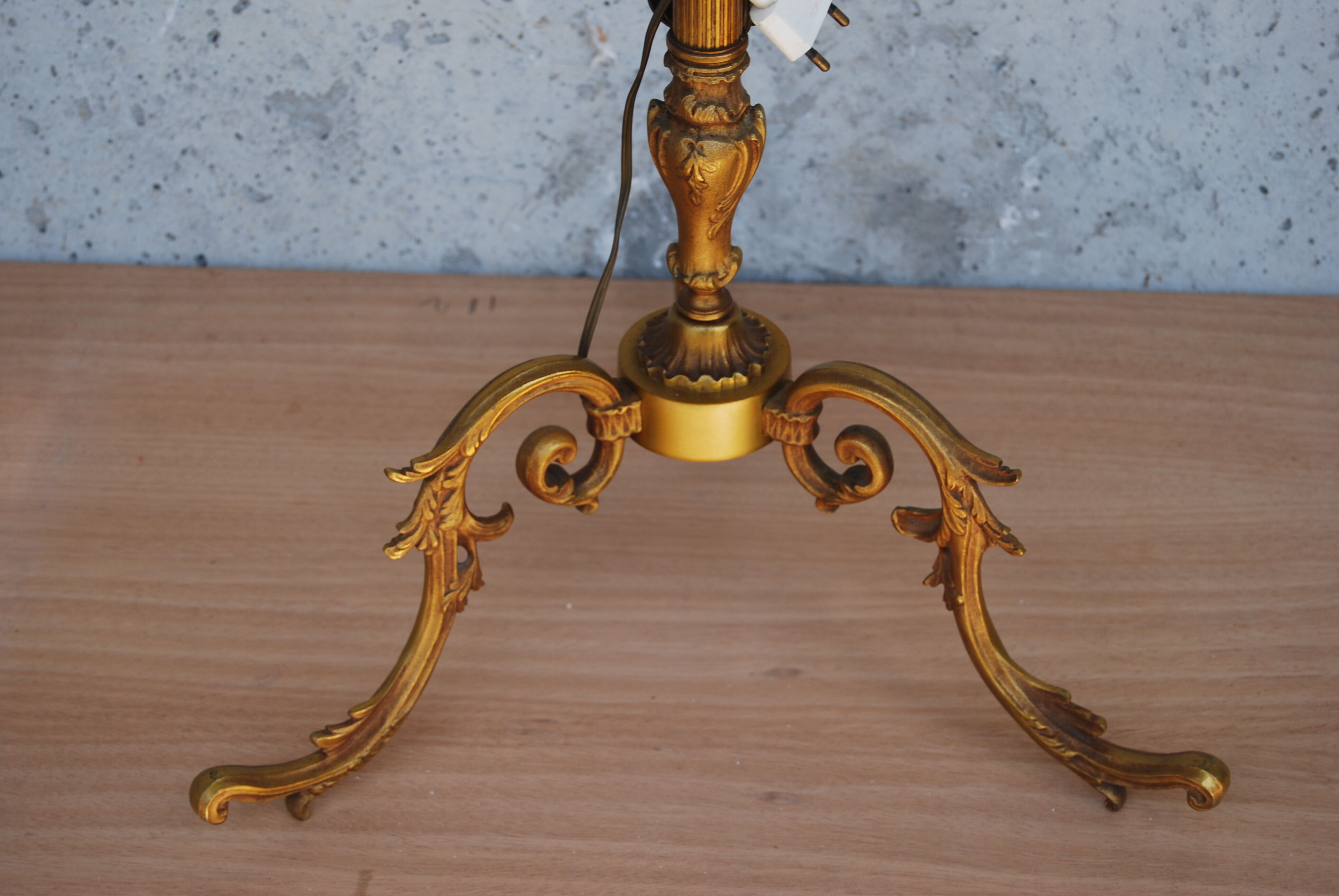 Lampadaire tripode trois bras de lumières en bronze de style Louis XV