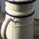 Cafetière émaillée blanche et bleu
