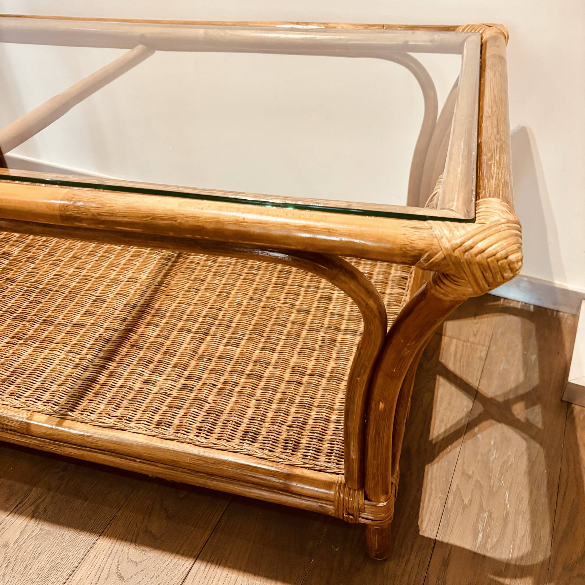 Grande table basse bambou et osier vintage