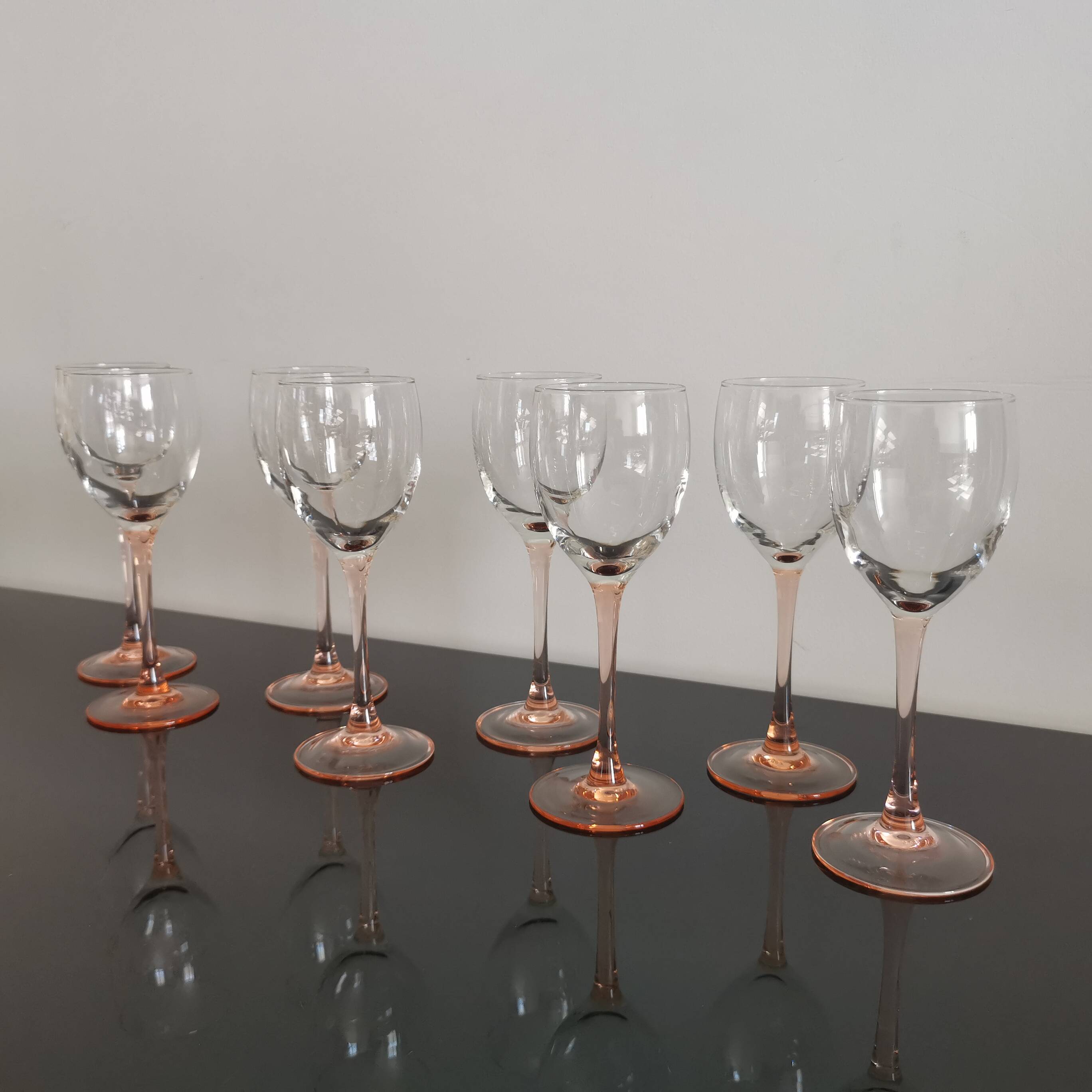 4 Luminarc white wine glasses with pink feet