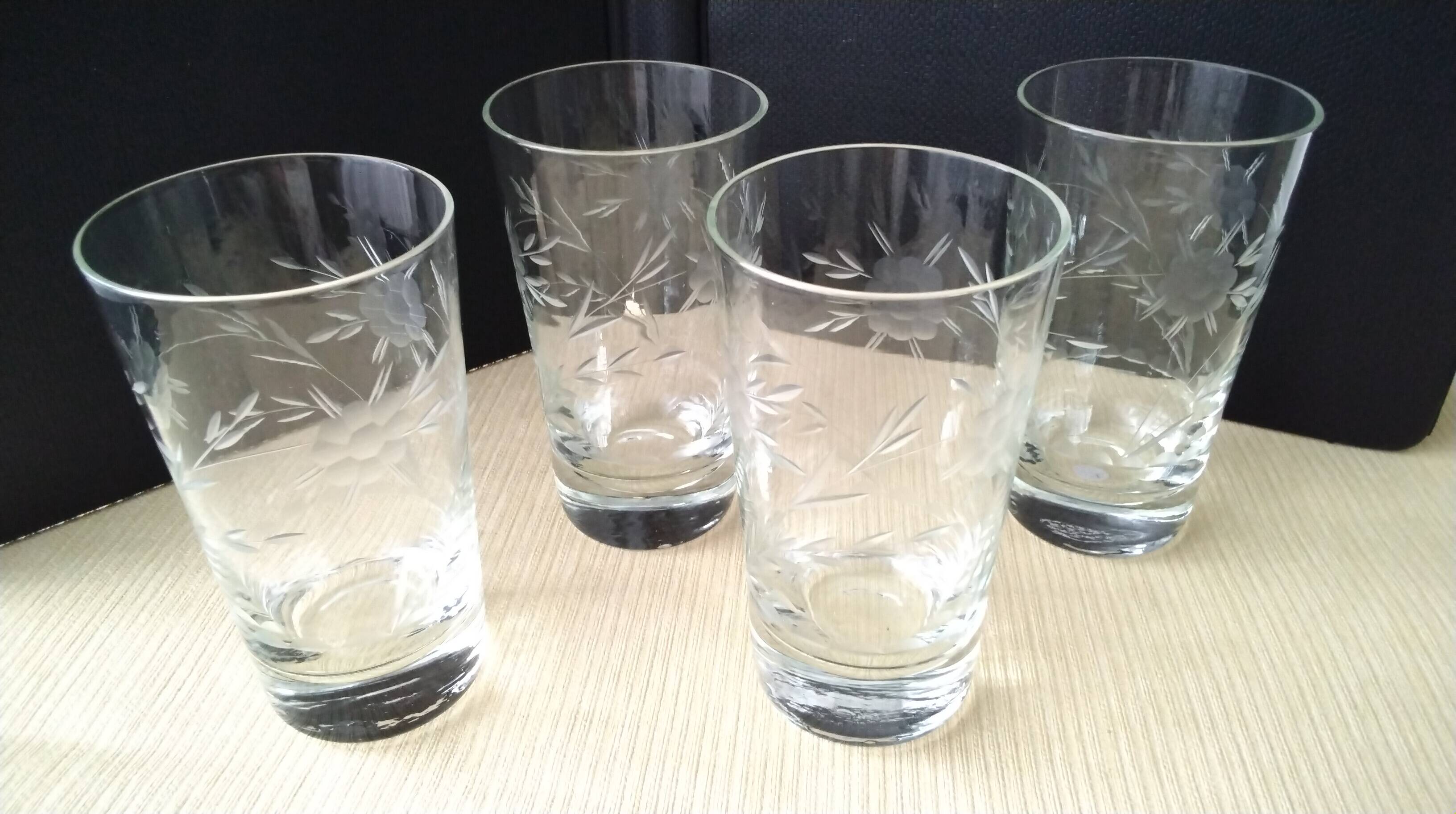 4 Verres à eau ou orangeade en verre gravé