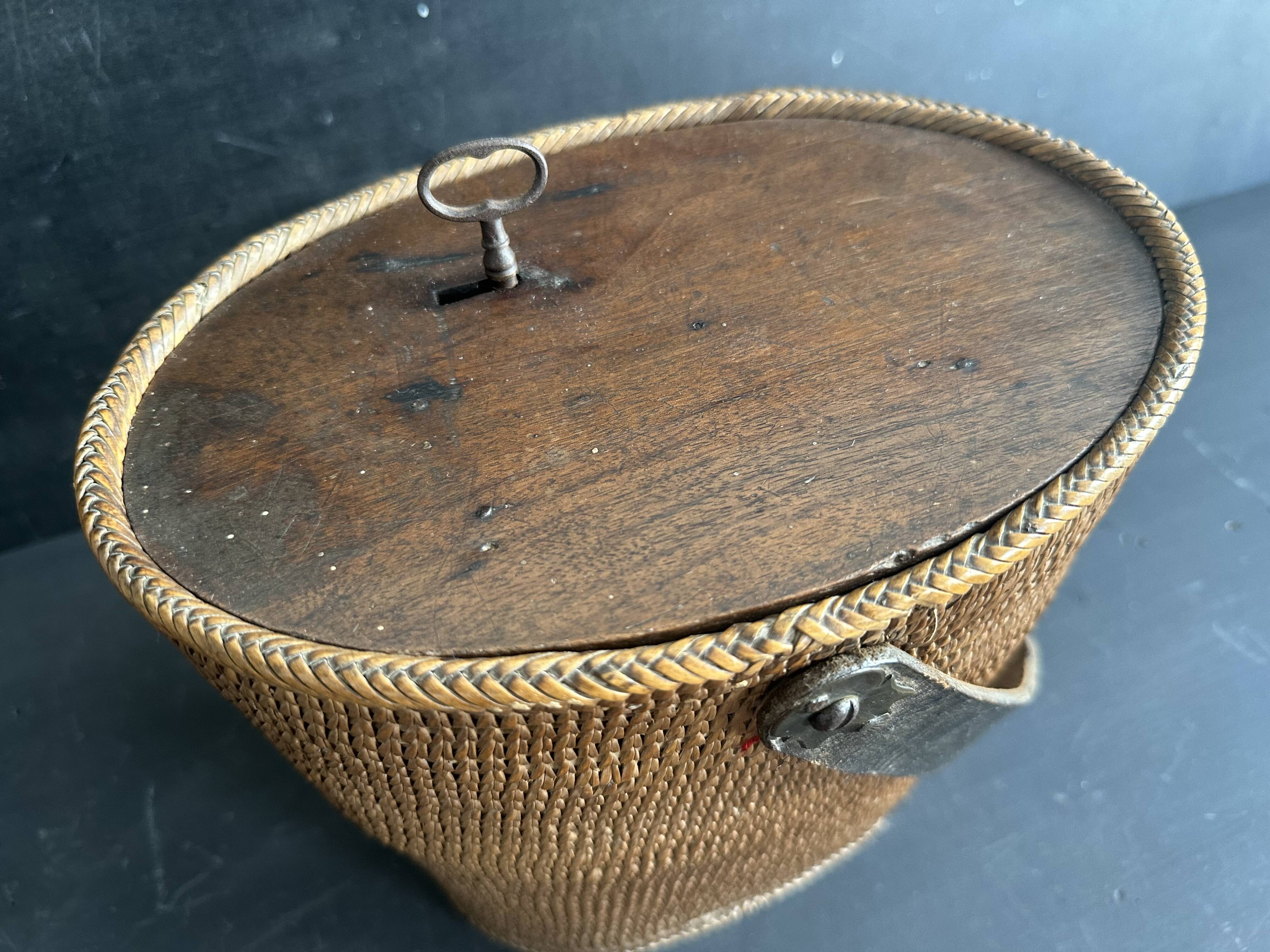 Ancien sac panier en vannerie, bois et cuir, XIXe siècle