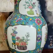 Porcelain vase with floral decoration – Asian style - 20th century