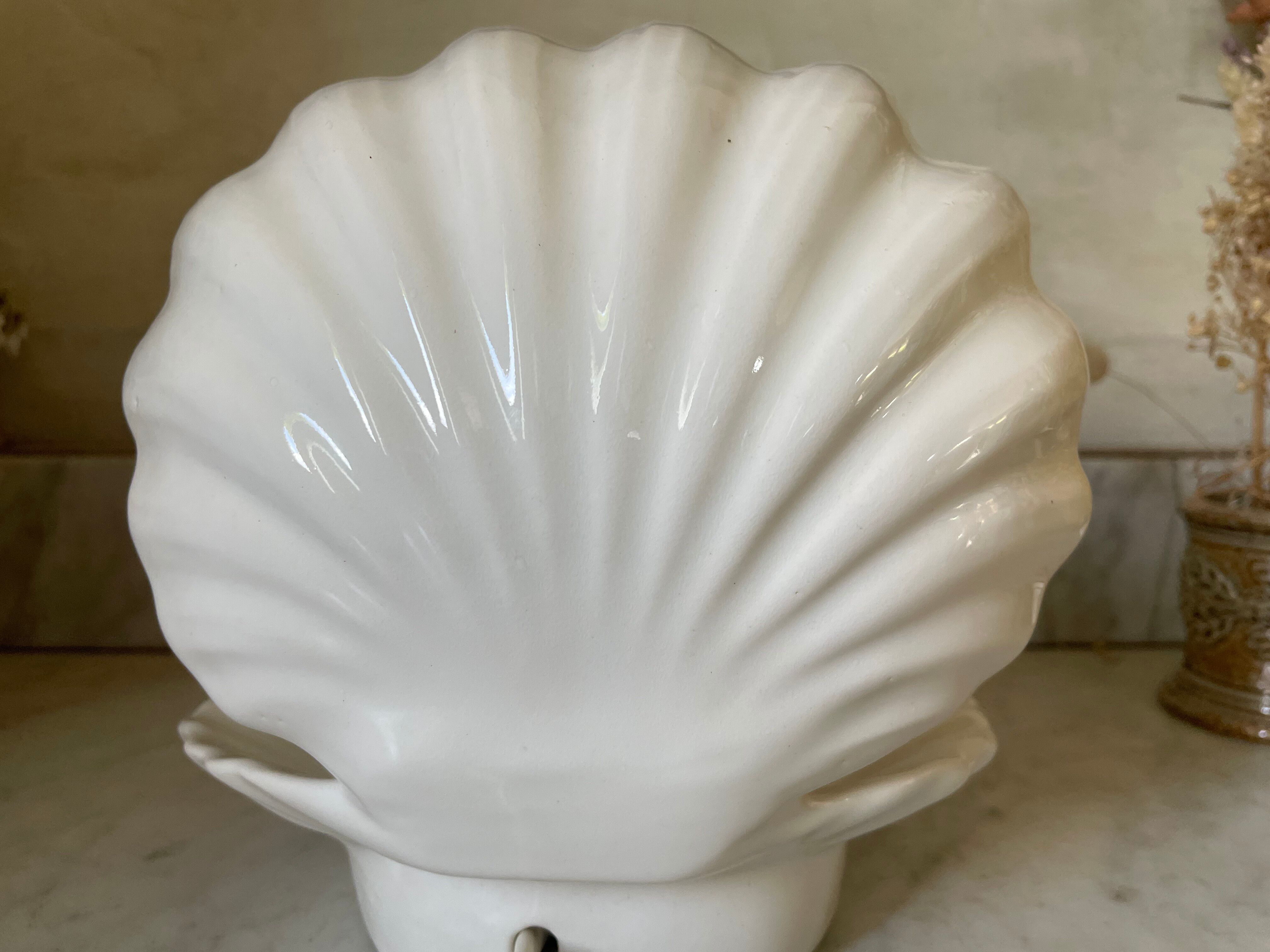 Vintage shell night light, ceramic and opaline.