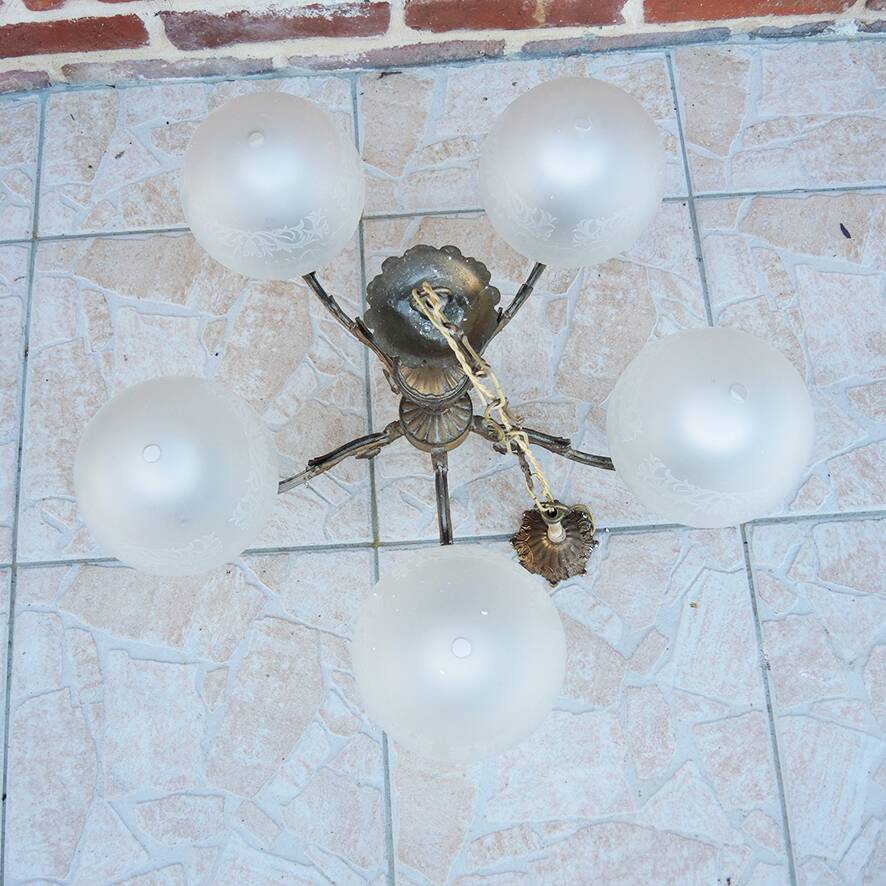 Antique brass chandelier with 5 globes in Napoléon III style.