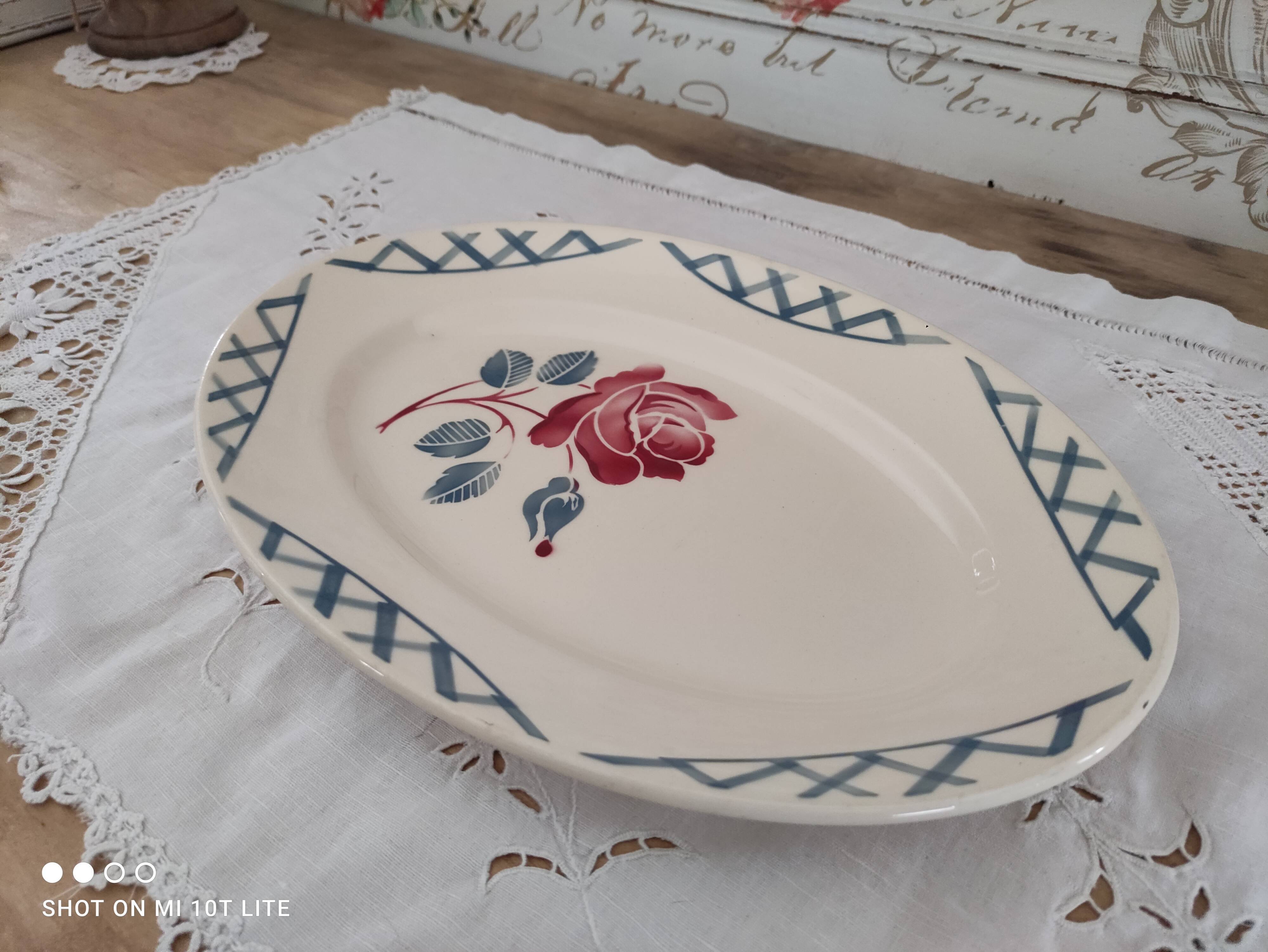 Oval dish in half-porcelain Badonviller red pink decoration and light gray blue braces