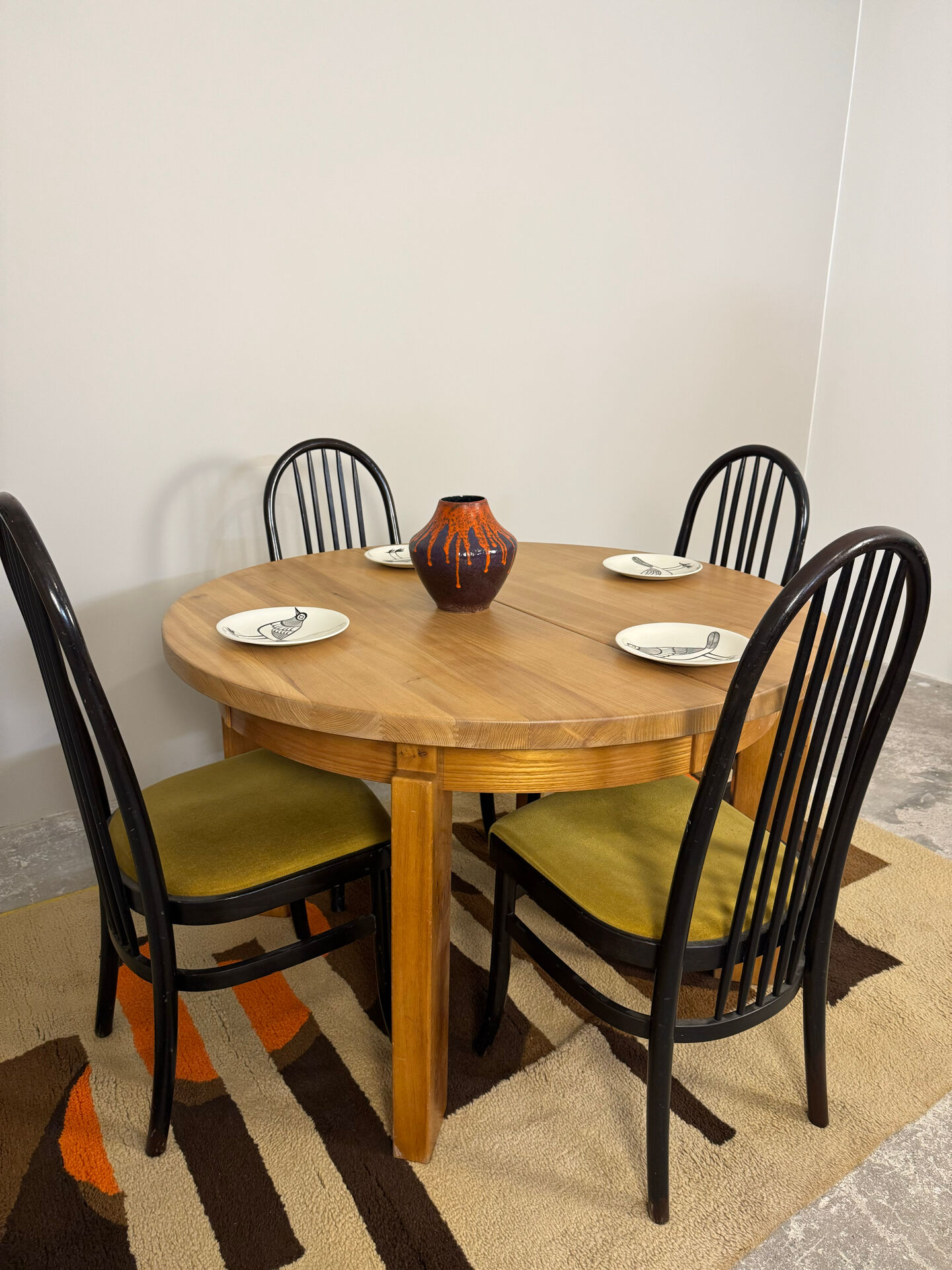 Round table with 1 extension in solid elm Regain, diameter 120 cm.