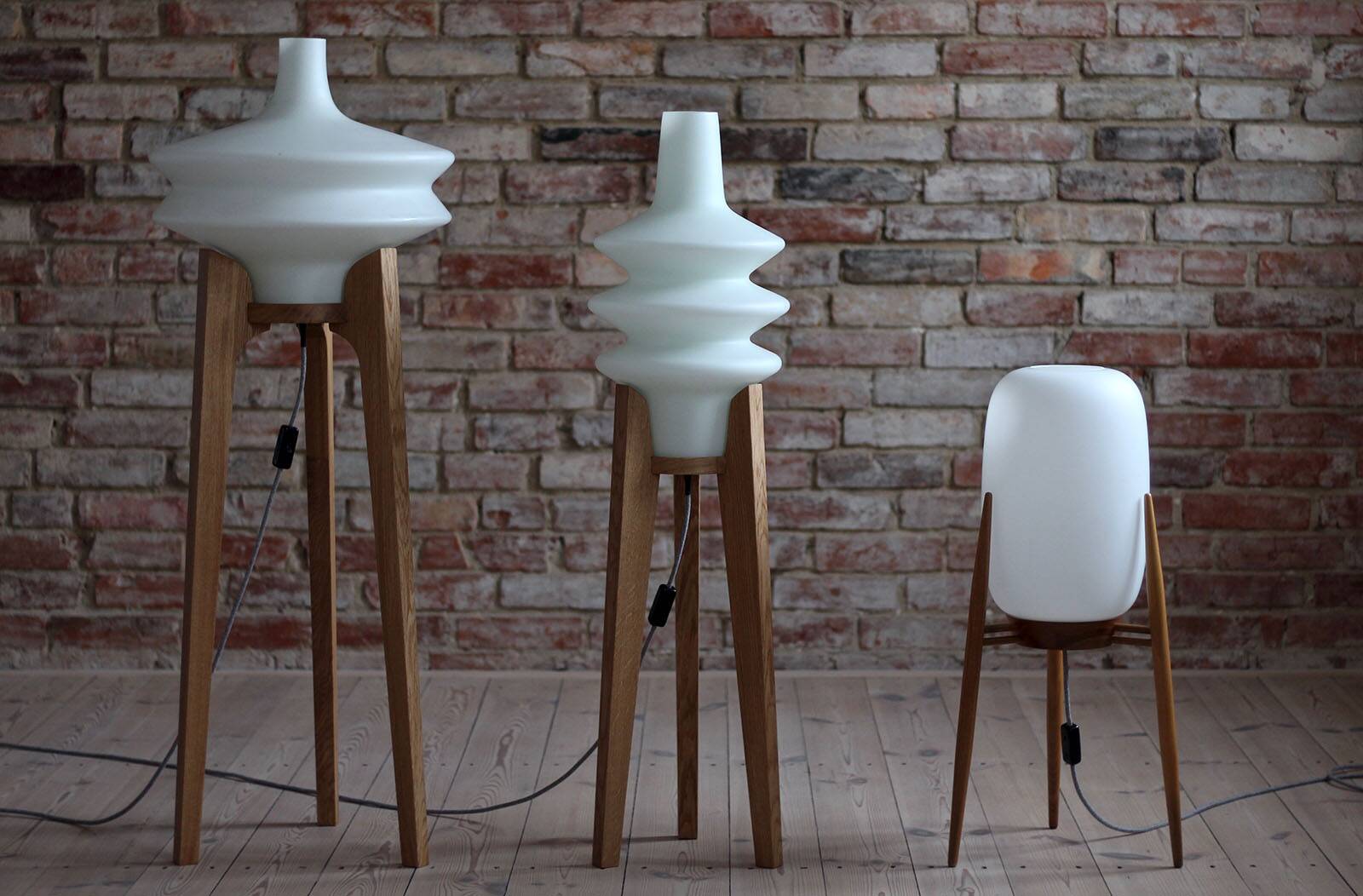 Space Age floor lamp in white glass and wood, 1960s