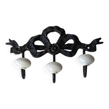 Wall hook with 3 hooks