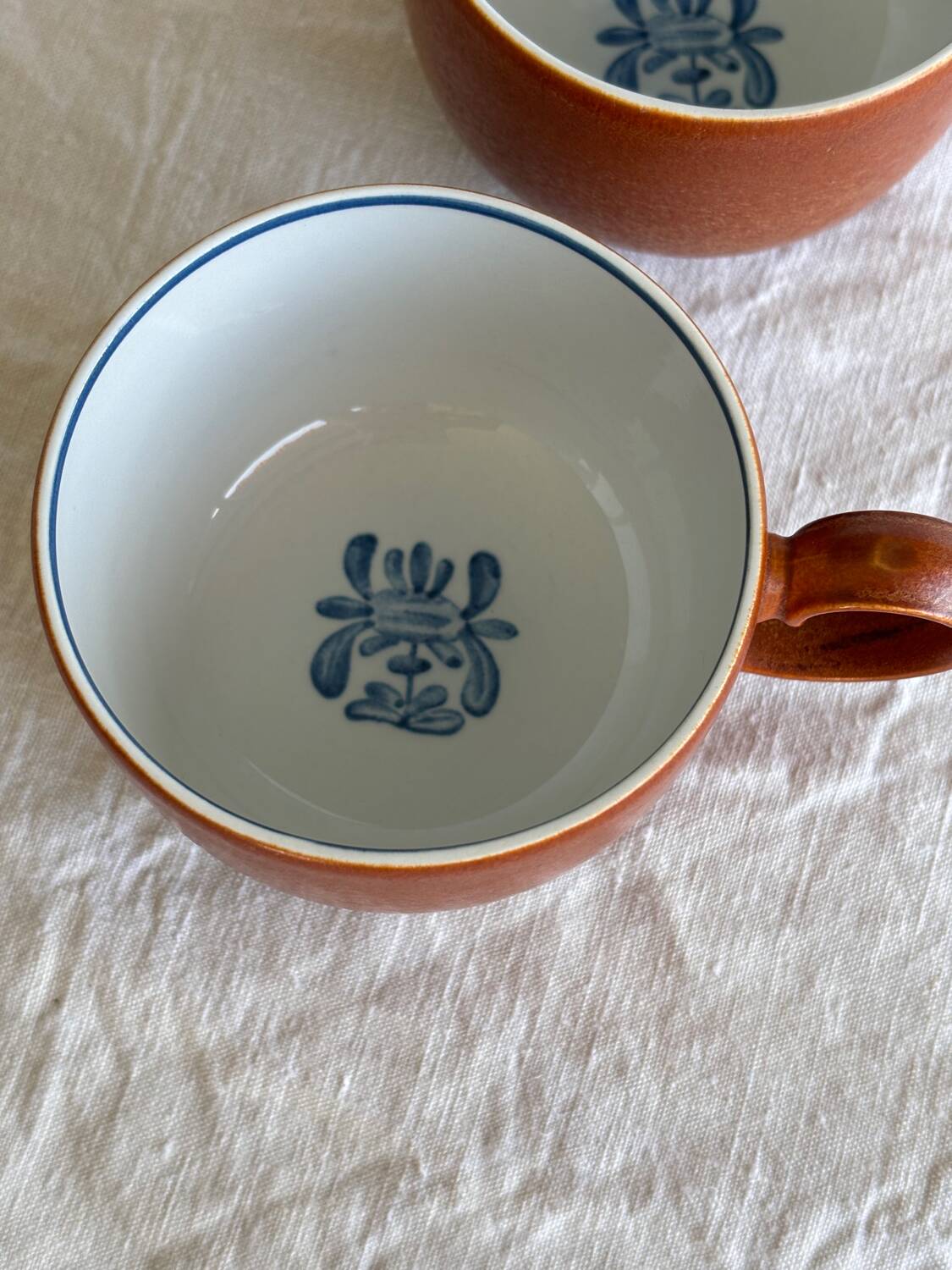 2 very and earthenware coffee cups