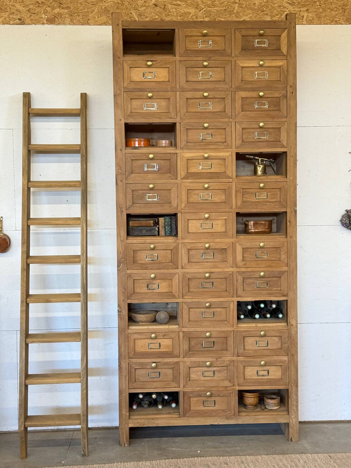 Notary cabinet with drawers