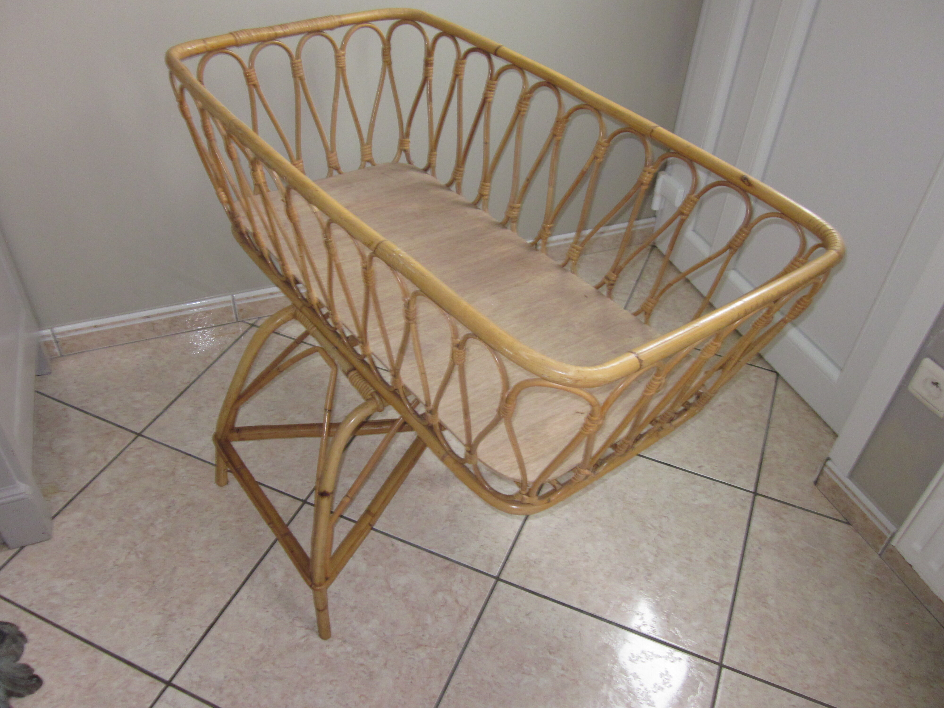 Baby vintage rattan bed