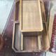 Table basse en loupe d'orme dissimulant bar