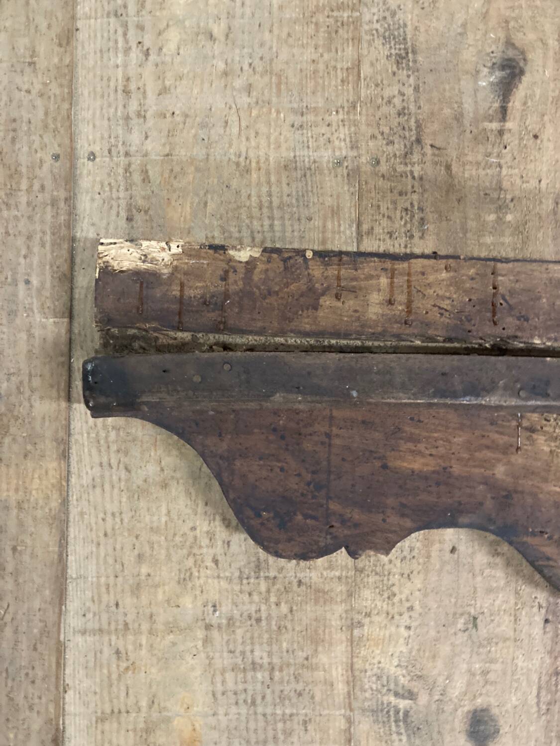 Corniche fronton en bas relief en bois
