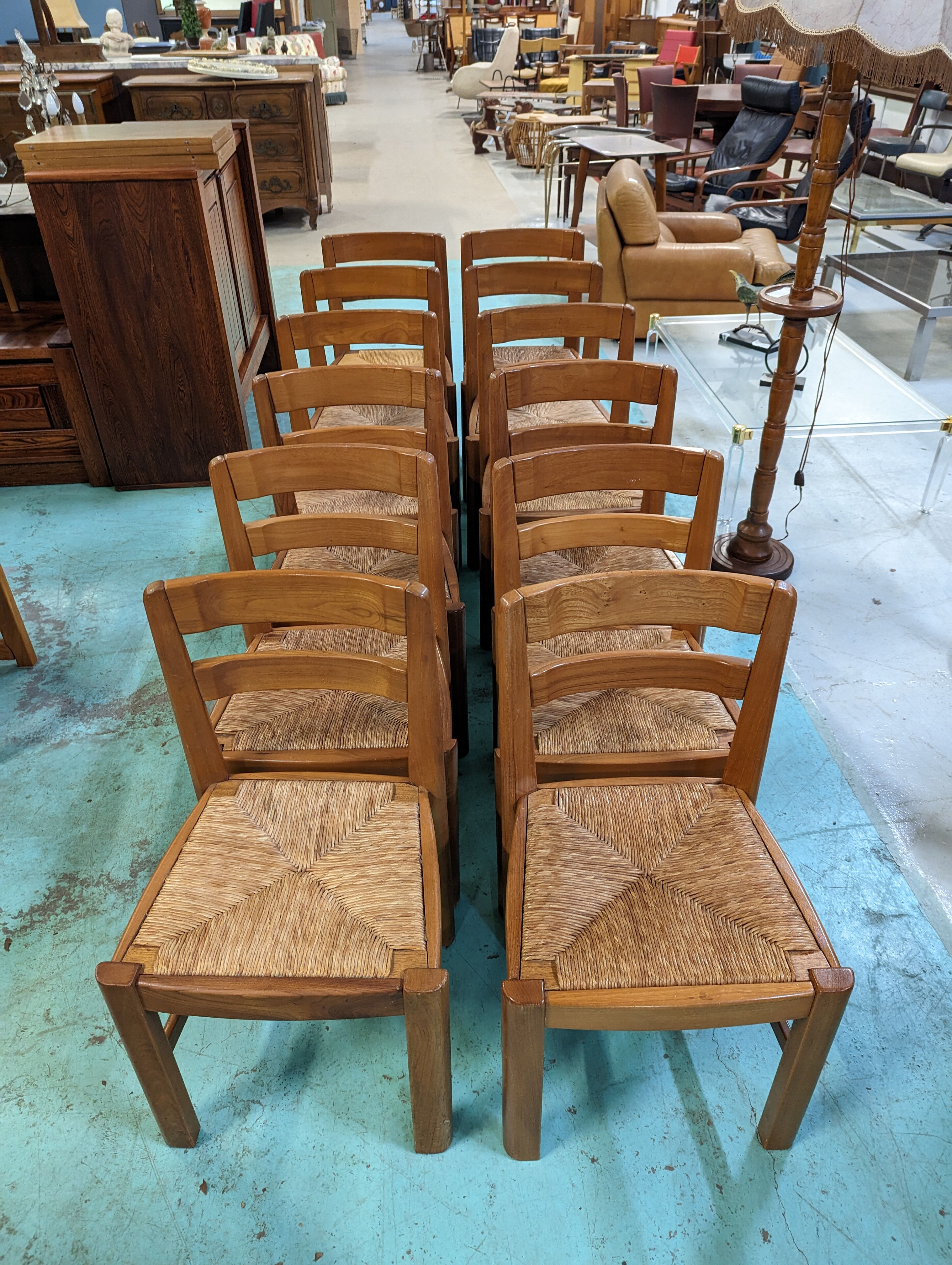 Regain house dining room in elm