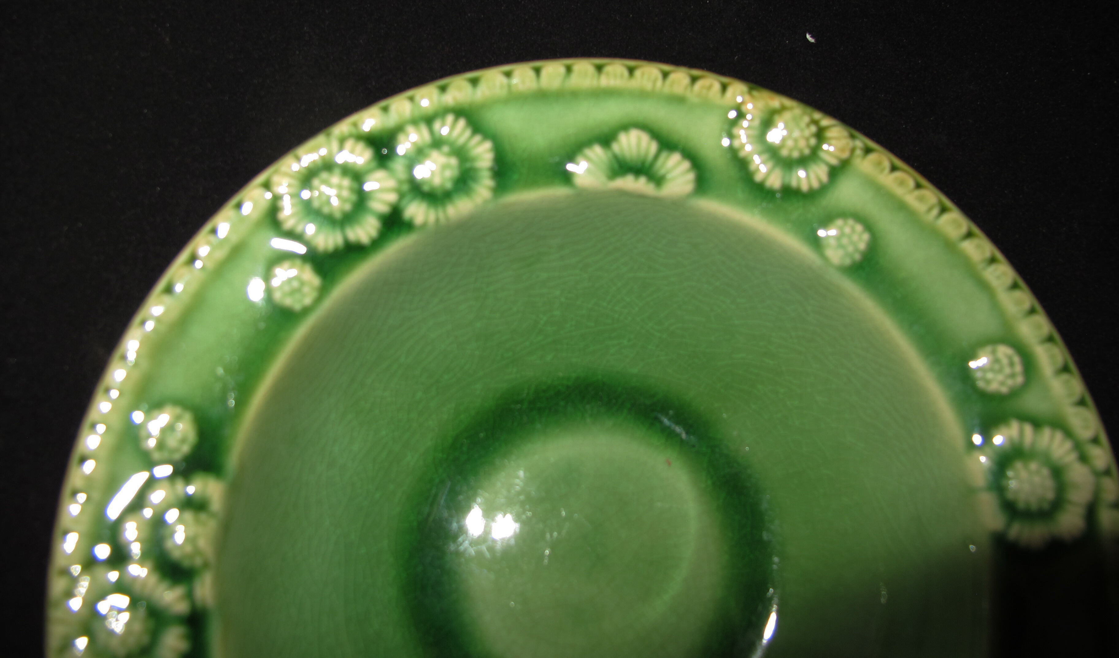 Bowl or empty pocket in green porcelain