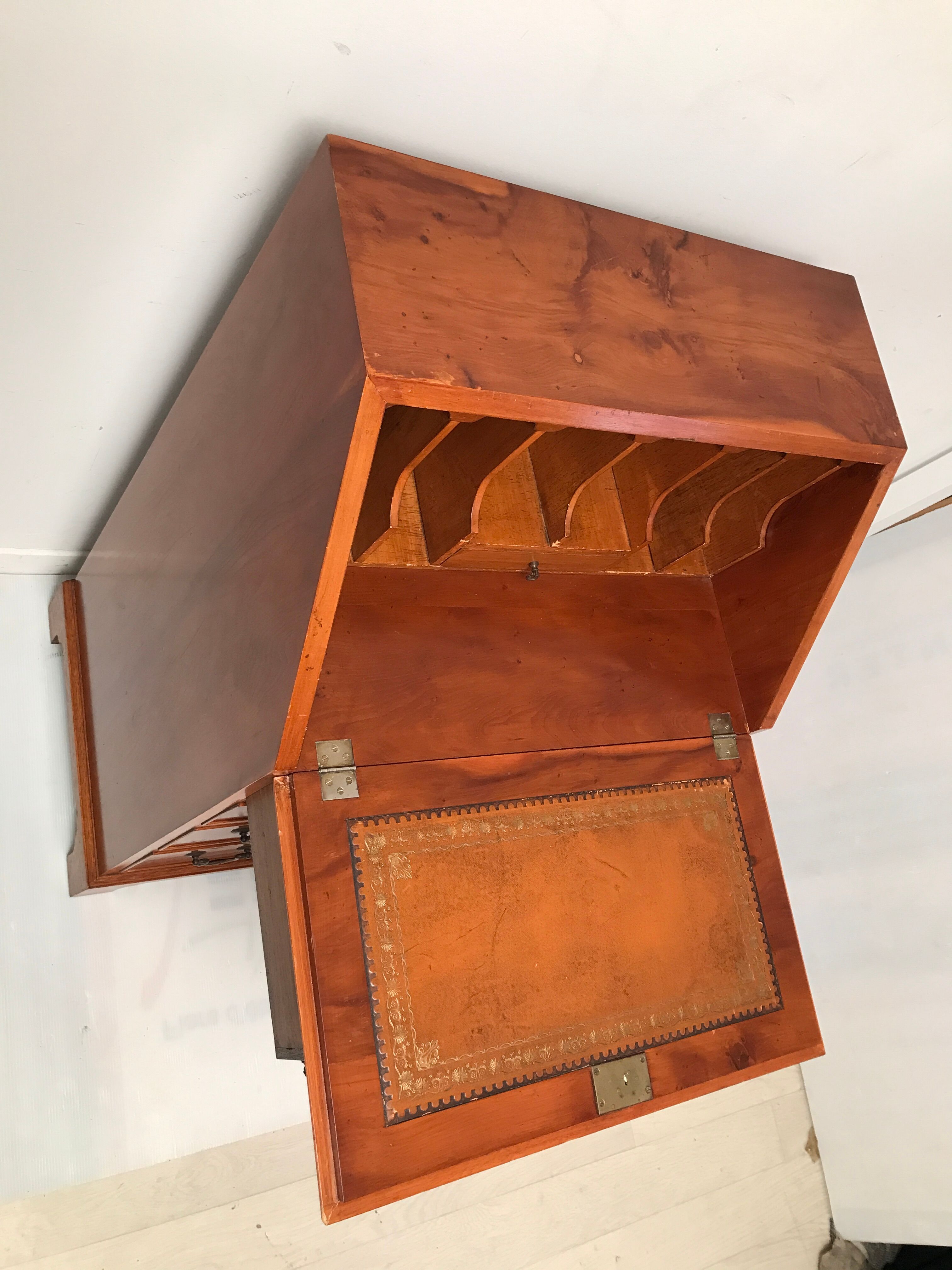 Donkey back secretary in English marquetry 1900s
