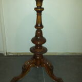 Sculpted pedestal table in Walnut of the XIX century