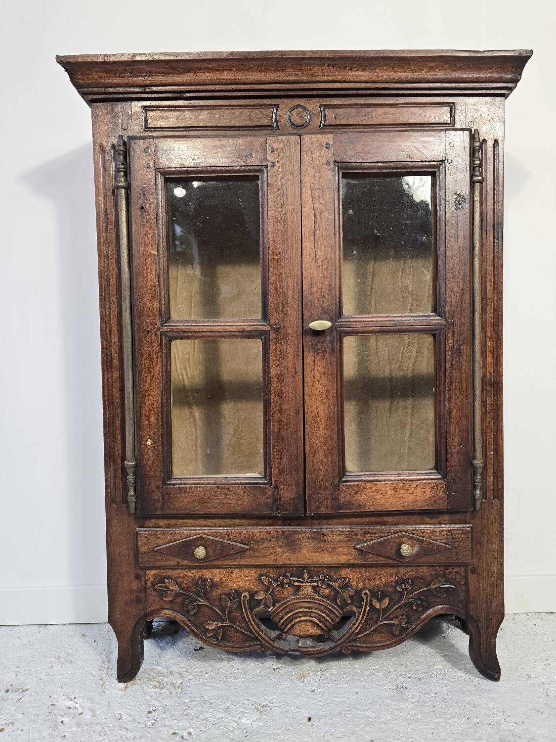 Glass-fronted walnut cabinet – 18th century – Verriau