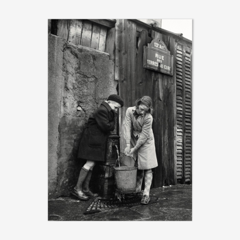 Photographie "Enfants à la fontaine rue des terres au curé", Paris, 1954  /  N&B  /  15 x 20 cm