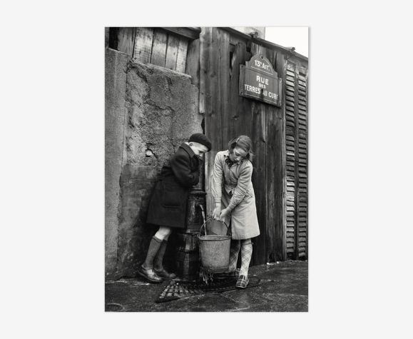 Photographie "Enfants à la fontaine rue des terres au curé", Paris, 1954 / N&B / 15 x 20 cm