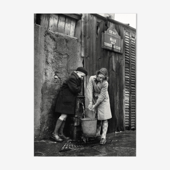 Photography, "Children at the Fountain, Rue des terres au curé", Paris, 1954 / NB / 15 x 20 cm