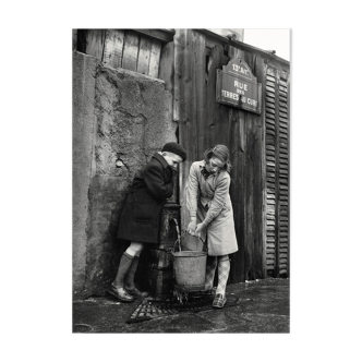 Photography, "Children at the Fountain, Rue des terres au curé", Paris, 1954 / NB / 15 x 20 cm